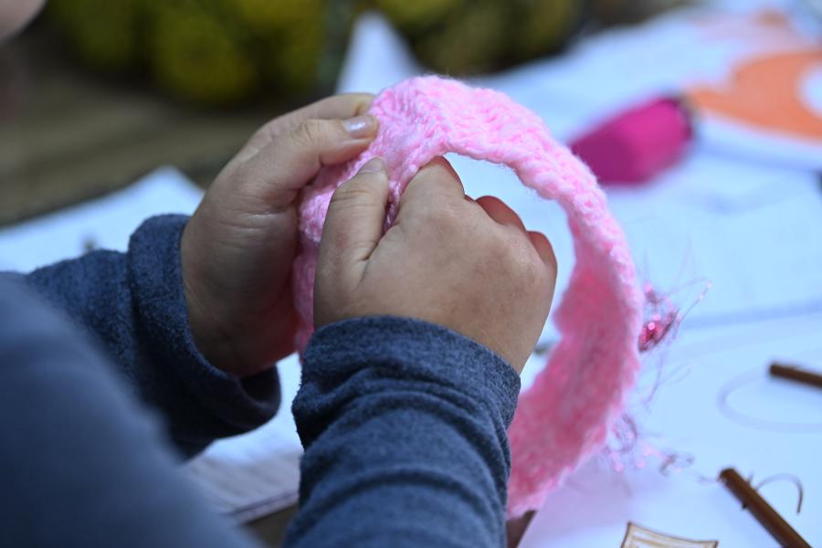 Knitting pink hand check